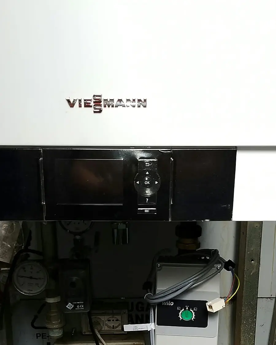 Una caldaia Viessmann con il circolatore Wilo sotto