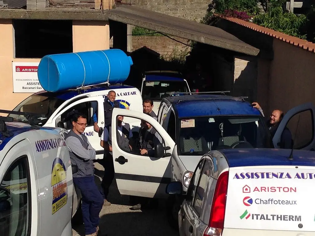 I furgoni dell'assistenza Baccanari Gas con i tecnici, davanti alla sede