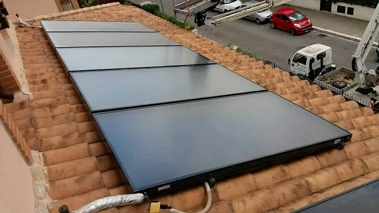 Un pannello solare termico su un tetto di tegole