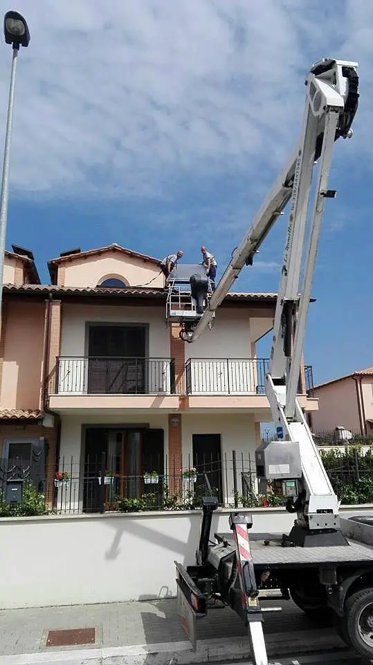 La piattaforma aerea davanti a una casa