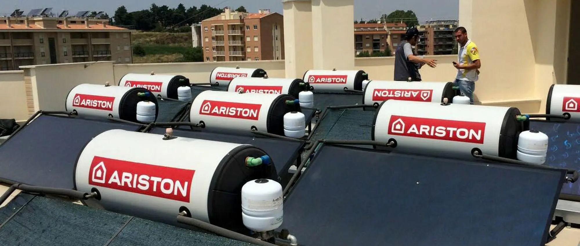 Scaldacqua solari Ariston installati su un terrazzo a Roma