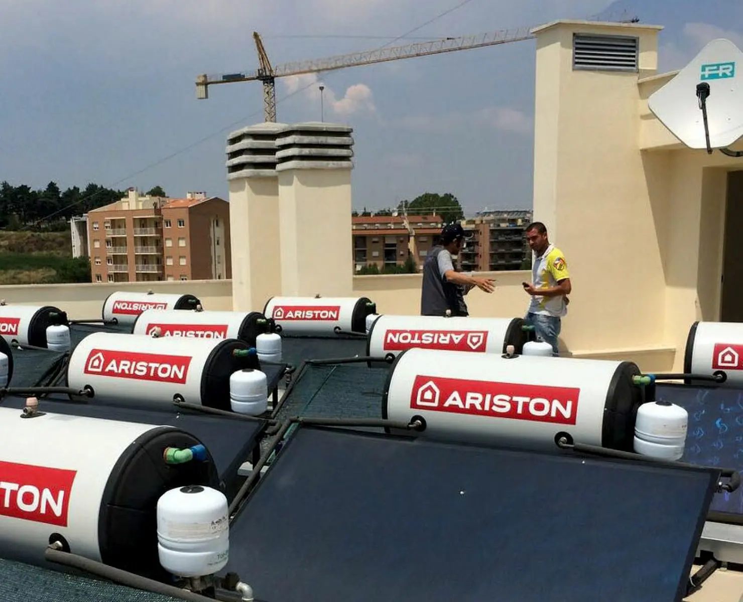 Scaldacqua solari Ariston installati su un terrazzo a Roma