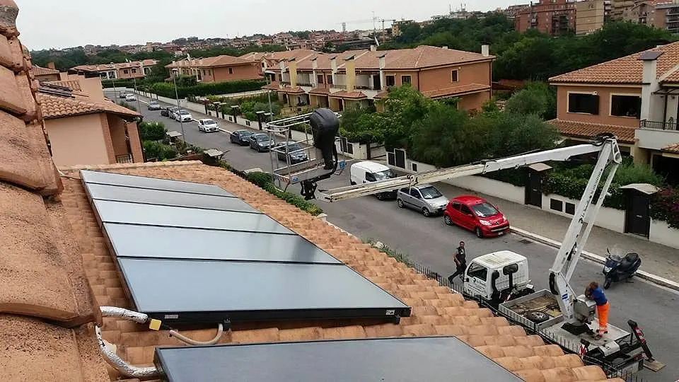 Pannelli solari termici su un tetto, con la piattaforma aerea